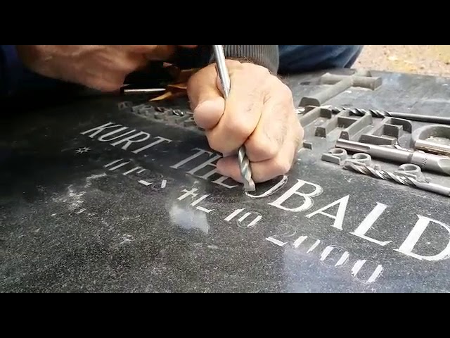 como se llama la escritura en una lapida